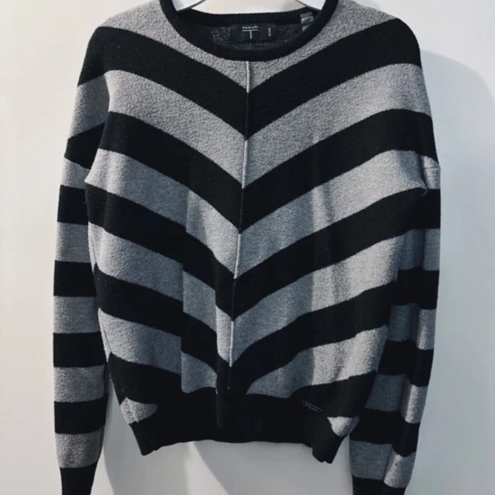 Tahari Chevron Patterned Sweater in Black and Gray